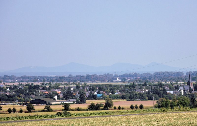 Blick von der Voreifel auf das im Dunst liegende Siebengebirge - 08.09.2009