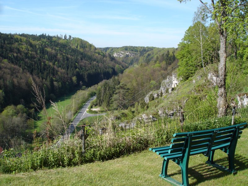 Blick von Wallersberg ins Ziegenfeldertal/Frnkische Schweiz,
Mai 2005