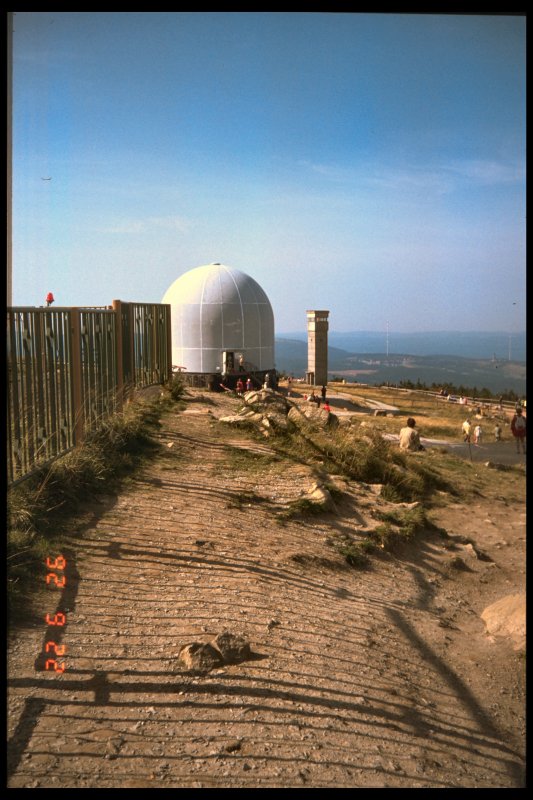 Blick zur Abhranlage und einem Wachturm auf dem Brocken. dig. Dia von 1992