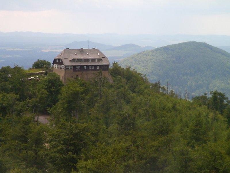 Blick zur Hochwaldbaude im Zittauer Gebirge, Sommer 2004