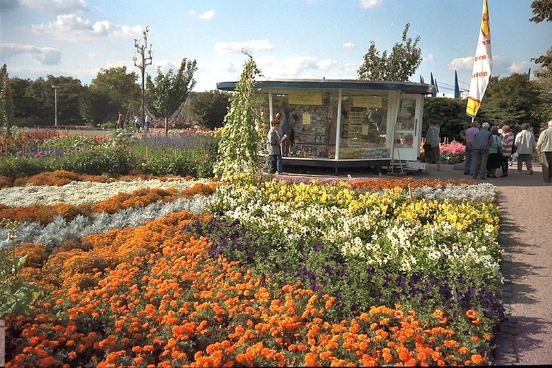 Blumenanlagen mit Pavillion auf dem Gelnde der Erfurter Gartenbauausstellung, Sommer 1992