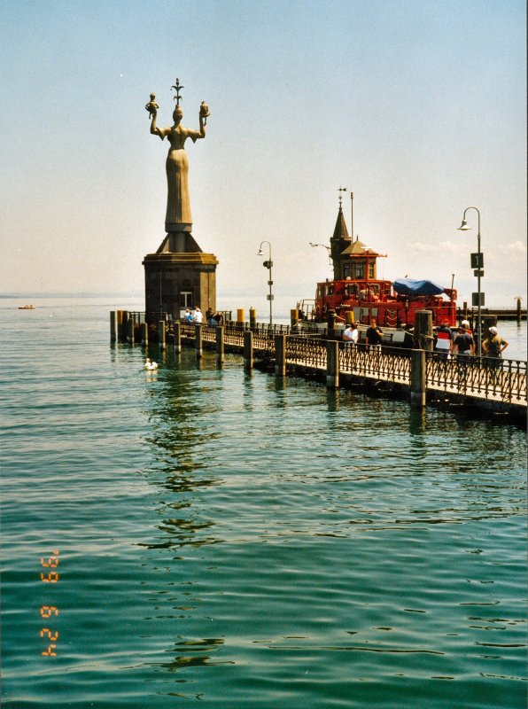 Bodensee, Hafenausfahrt Konstanz mit Denkmal, Sommer 1999

bitte Kategorie Deutschland/Baden-Wrtemberg/Bodensee einrichten. Danke