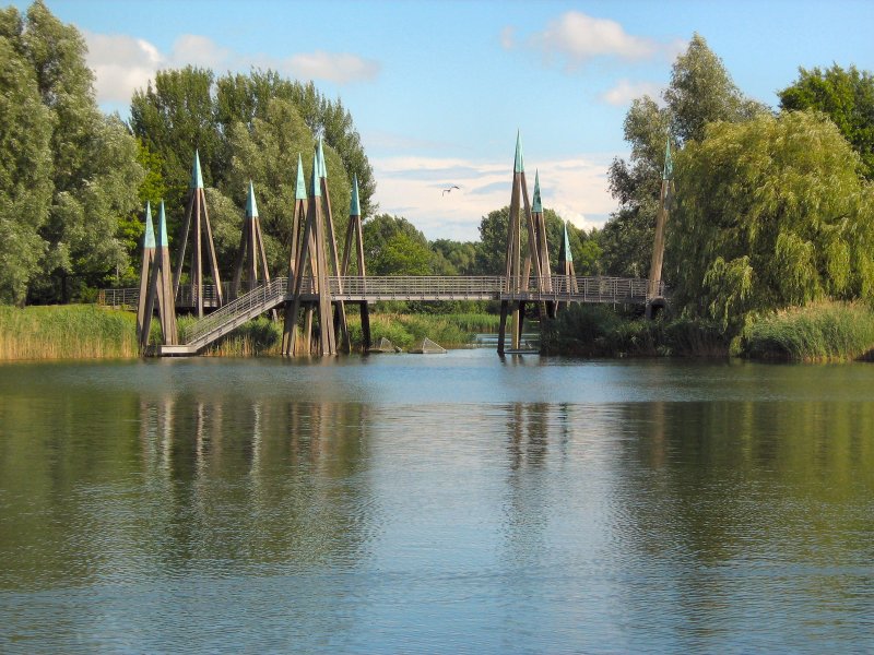 Britzer Garten, Blick zur Brcke am See, Berlin-Britz im Sommer 2007