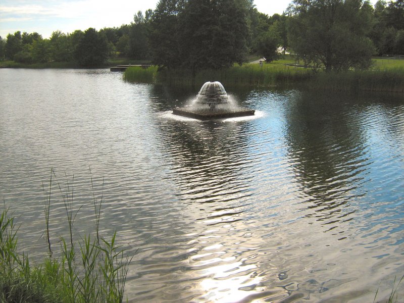 Britzer Garten, See mit Brunnen im Sommer 2007