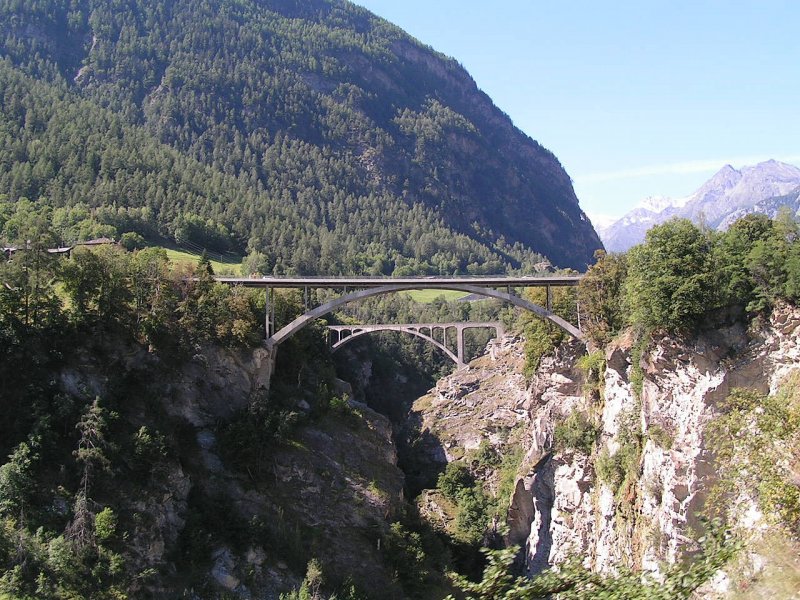 Brücken über das Mattertal in der Nähe von Stalden-Saas aufgenommen aus der Matterhorn Gotthard Bahn am 05.08.07