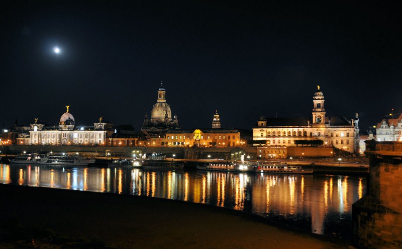 Brhlsche Terrasse (Dresden)  mit Schiffsanlegestelle und Frauenkirche im Hintergrund bei Vollmond am 01.09.2009 aufgenommen. 