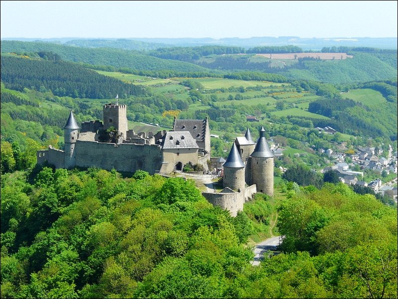 Burg Bourscheid vom Aussichtspunkt  Uerbergsbierg  aus fotografiert am 11.05.08.