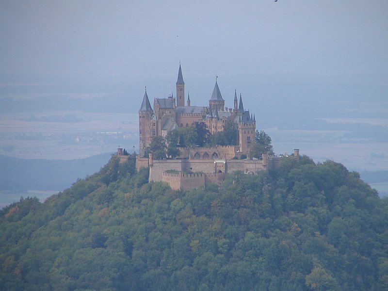 Burg Hohenzollern, aufgenommen vom Raichberg mit 10-fach Zoom am 07.09.2006