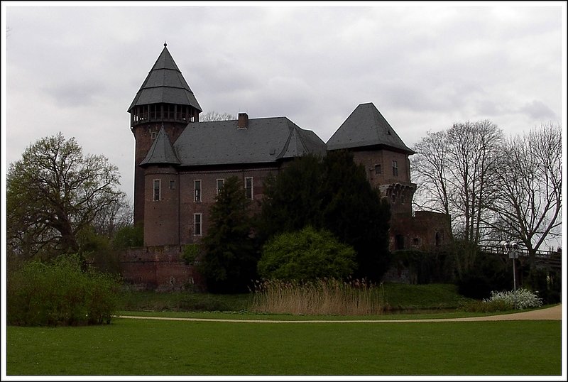 Burg Linn...

Die Burg Linn ist eine Wasserburg im Krefelder Stadtteil Linn (in Nordrhein-Westfalen).