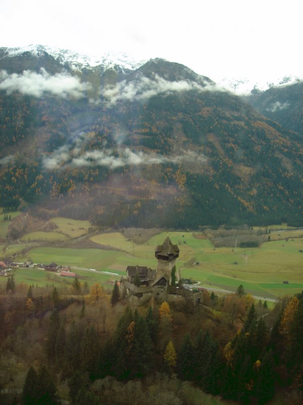 Burg Oberfalkenstein an der Tauernbahn / Krnten bei Penk. Das Bild wurde vom fahrenden Zug aus geschoen. 8.11.08