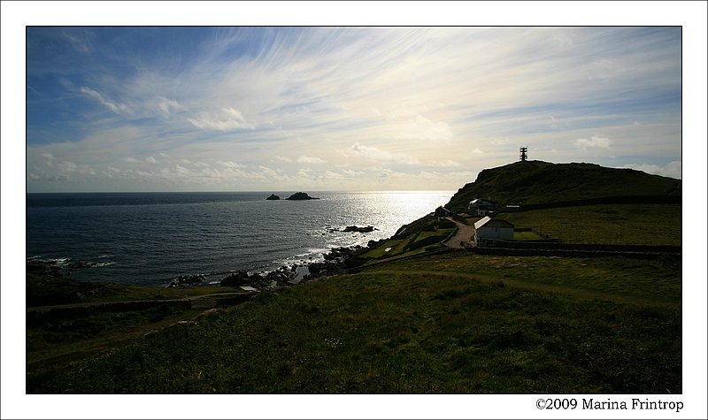 Cape Cornwall -  Cape Cornwall (kornisch: Pen Kernow) ist eine schmale Landspitze in Cornwall, Grobritannien. Sie liegt ca. 6,7 Kilometer nrdlich vom Land's End in der Nhe von St Just in Penwith.

Der Atlantik wird vom Kap in mehrere Gewsser aufgeteilt: Im Norden beginnt hier der Bristolkanal sowie die Irische See und im Sden der rmelkanal.

Frher galt die Landspitze als westlichster Punkt Englands, bis genaue Messungen ergaben, dass Land's End der westlichste Punkt ist. Am Cape Cornwall befinden sich ein Aussichtspunkt, ein Parkplatz und ffentliche Toiletten fr die Touristen.  Quelle: Wikipedia