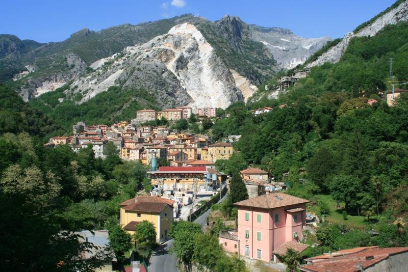 Cave die Carrara. Blick ber Carrara zu den Marmorbrchen.