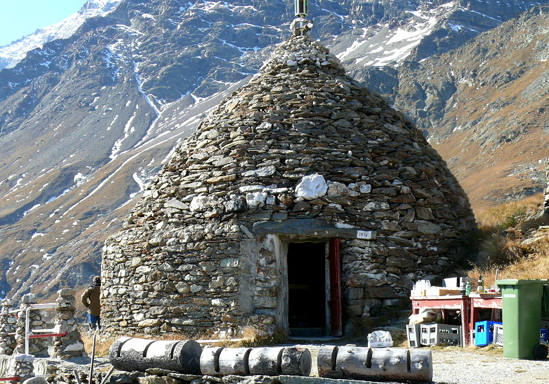 Crt aus dem Jahre 1876 bei Sassal Mason in 2355m Hhe. Dieses merkwrdig aus Natursteinen gebaute Gebude und ursprnglich von khlenden Nass durchflossenen Bchleins diente frher als Milchkeller, heute als Weinkeller. Aufnahme vom 12.10.2008