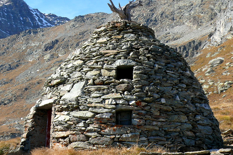 Crt aus dem Jahre 1881 bei Sassal Mason in 2355m Hhe. Dieses merkwrdig aus Natursteinen gebaute Gebude und ursprnglich von khlenden Nass durchflossenen Bchleins diente frher als Milchkeller, heute als Weinkeller. Aufnahme vom 12.10.2008