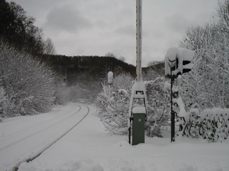 Da gab es noch echten Schnee....
Rückblick auf den starken Winter 2005/2006
Aufnahme enstand 300m von Zuhause, an einem Bahnübergang in Hagen-Dahl. 