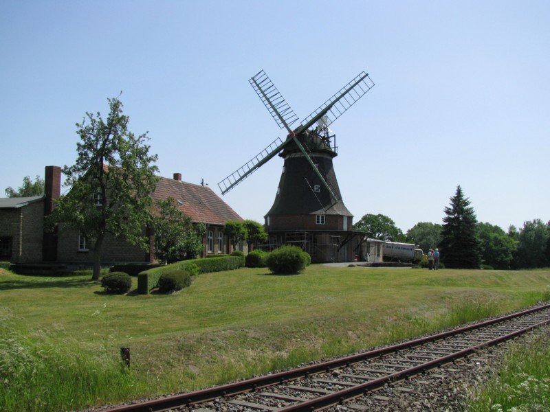 Dabeler Mhle und davor die teilstill gelegte Strecke Wismar-Sternberg-Karow, 31.05.2008
