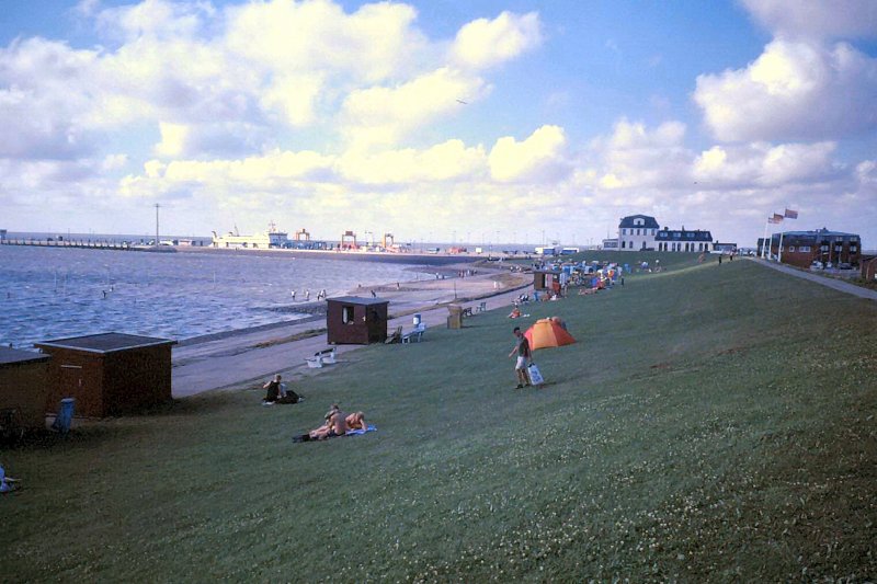 DAGEBLL am Wattenmeer, Blick zur Mole, Grasstrand, 2004