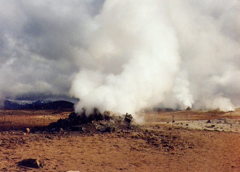 Dampfsulen im Solfatarenfeld Namaskardi im Juni 1997, da hat einer unten krftig geheizt!