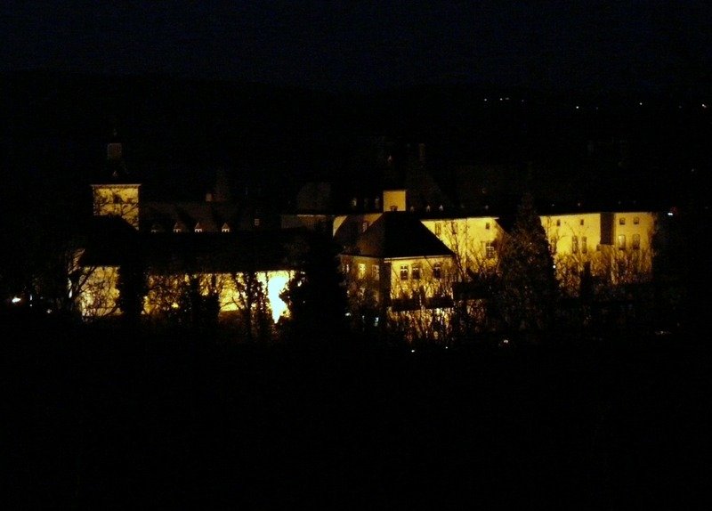 Das beleuchtete Schloss (12. Jahrhundert) von Wiltz (Luxemburg) von der Route d'Ettelbrck aus fotografiert am 13.01.08.