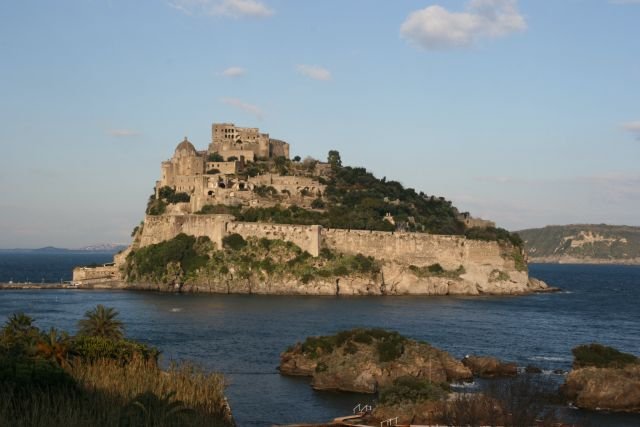 Das Castello von Ischia Ponte auf der Isola di Ischia.