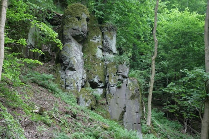 Das Foto ist nicht von den Osterinseln. Das ist eine mystische Felsformation im Steinmhlental im Sdharz.