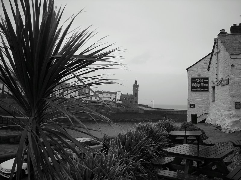 Das gemtliche Pub  The Ship Inn  befindet sich nrdlich des natrlichen Hafenbeckens von Porthleven, im Hintergrund sieht man die Kirche von Porthleven.
(21. April 2008) 