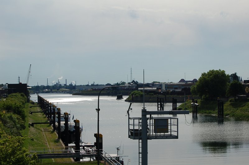 Das Hafengebiet Duisburg-Ruhrort in der beginnenden Dmmerung