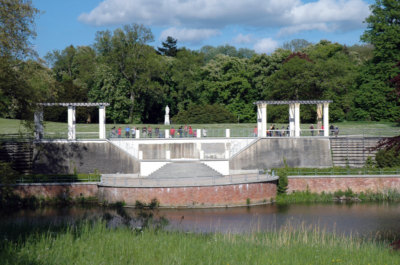 das letzte was vom Schlo von Malte zu Putbus brig geblieben ist,ist die Terrasse die zum Schloteich fhrt das Schlo selber wurde in den sechziger Jahren abgerissen ist aber ein Ausflug wert