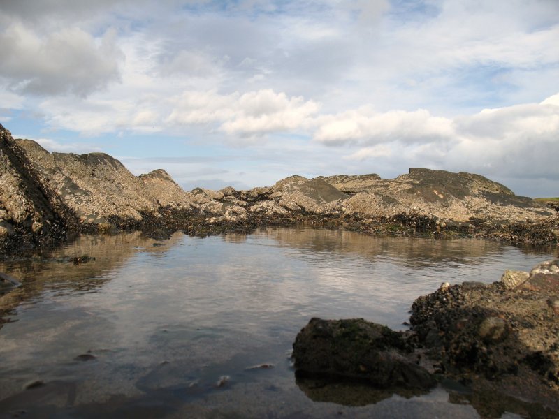 Das Meer hinterlsst bei Ebbe kleine Seen im felsigen Gestein.(September 2007)