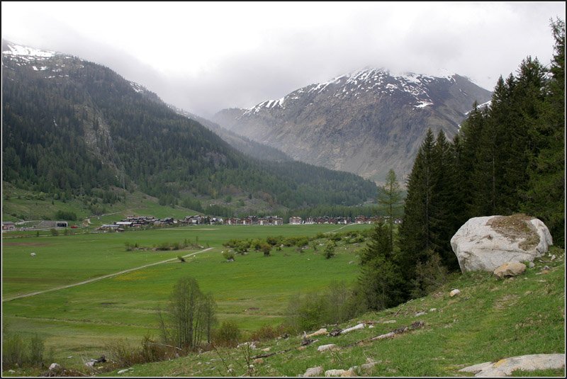 Das Rhônetal mit der Ortschaft Oberwald. Das schlechte Wetter in den Nordalpen versucht hier wohl den Sprung ins Wallis über den Grimselpass. 

20.05.2008 (M)