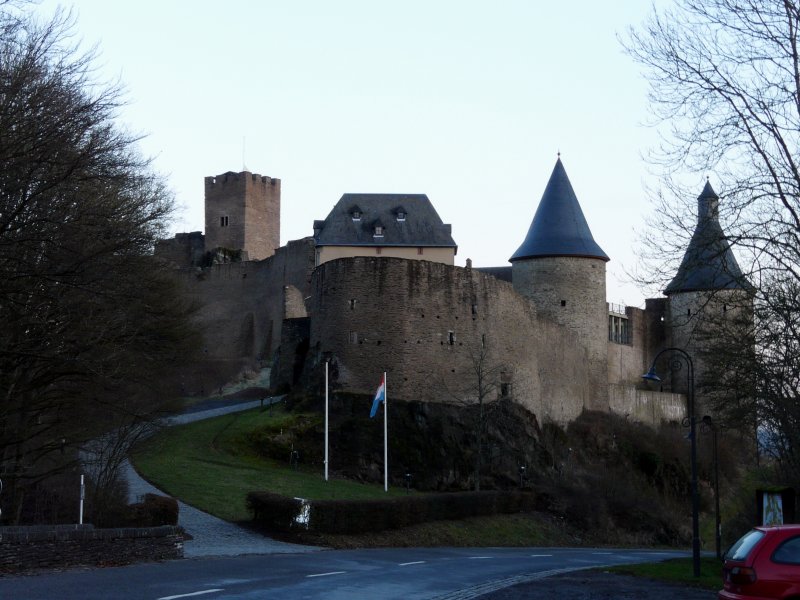 Das Schloss von Bourscheid (Luxemburg) aus einer anderen Perspektive  gesehen am spten Nachmittag des 13.01.08.