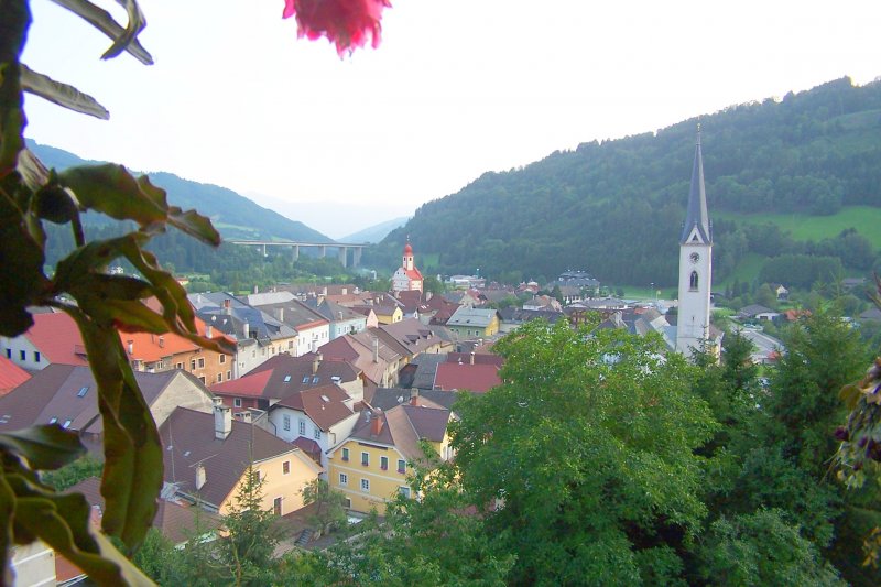 Das schne rtchen Gmnd, auch bekannt als Grundstein fr Porsche, fotografiert vom Burglokal aus.