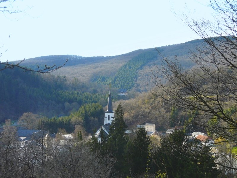 Das Tal, wo Wiltz und Clerve zusammenflieen mit der Ortschaft Kautenbach von der Strae nach Consthum aus fotografiert am 16.04.08.