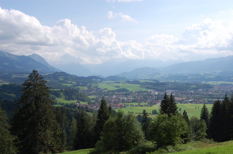 Das wunderschne Bergpanorama der Allguer Alpen am 9.8.2009. Im Vordergrund die Stadt Sonthofen.