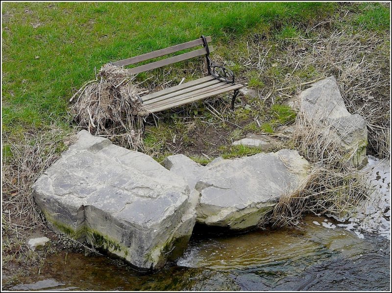 Dass die Sauer in diesem Winter auch mal Hochwasser fhrte, beweist diese Bank am Ufer am 22.03.09. (Jeanny)