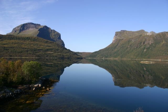 Der 1045 m hohe Hgnakken und der 820 m hohe Hgstjerna spiegeln sich im Srfjorden.