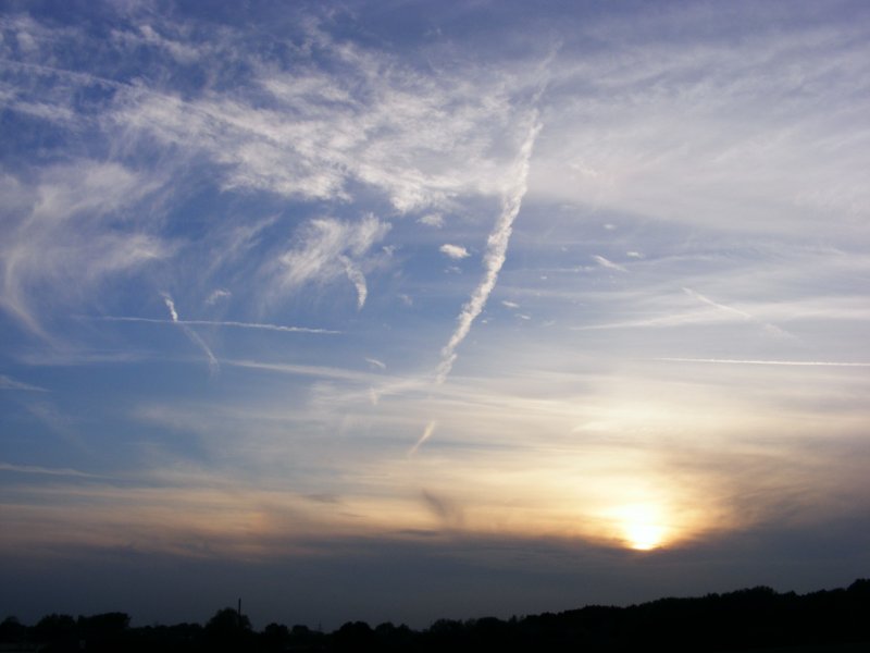 Der Abendhimmel ber Dortmund-Grevel am 14. Oktober 2008.