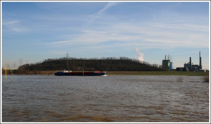 Der  Alsumer Berg  in Duisburg-Bruckhausen. Diese ca. 70m hohe Schutthalde gilt als Mekka fr Industriefotografen. Von diesem Standpunkt aus hat man den kompletten Blick ber die Industrie in Schwelgern, Bruckhausen und Marxloh, sowie das gesamte Umland und natrlich den Rhein.