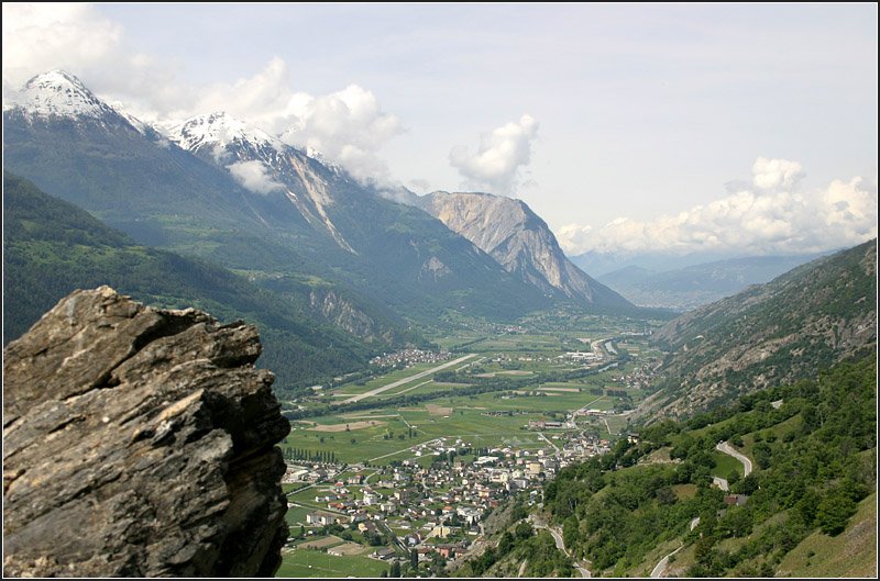 Der Blick in und durch das Tal -

Blick vom BLS Südrampe Höhenweg ins Rhônetal. 

19.05.2008 (M)