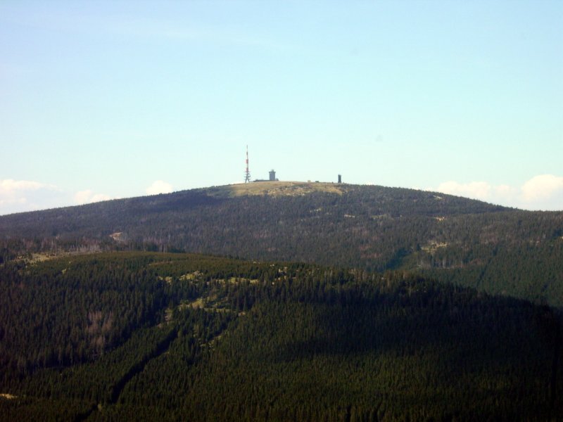 Der Brocken von der Wurmbergschanze aus gesehen. Sommer 2008