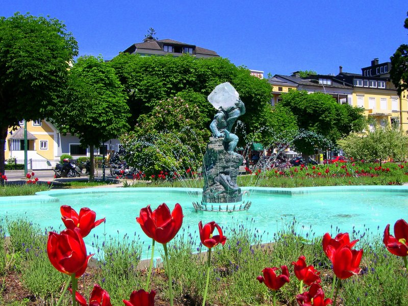 Der Brunnen  Der Gnom mit dem Kristall  in Gmunden am Traunsee am 17.05.2009