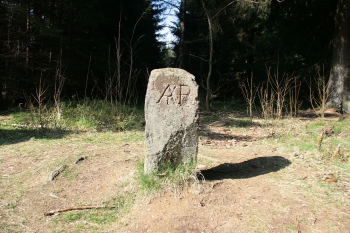 Der Drei-Lnder-Stein am Jgerfleck. Wo heute Niedersachsen, Sachsen-Anhalt und Thringen aneinander grenzen, verlief schon immer eine Grenze. Dieser Stein trennte das Herzogtum Braunschweig, das Knigreich Preuen (bis 1866 Knigreich Hannover)und die Grafschaft Schwarzburg-Sondershausen. Deutlich sieht man die Umnderung nach 1866. AB steht fr das Hannoveraner Amt Benneckenstein. Spter wurde KP - Knigreich Preuen daraus gemacht. Auch die innerdeutsche grenze verlief ber diesen Punkt.