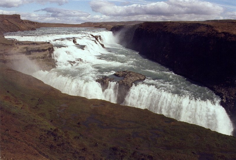 Der Gullfoss am Flu Hvita ca. 75 km von Reykjavik entfernt, ca. 10 km vom Geysir Strokkur. Der obere Wasserfall ist 11 m, der untere 21 m hoch und steht im rechten Winkel zum oberen, aufgenommen im Juni 1997.