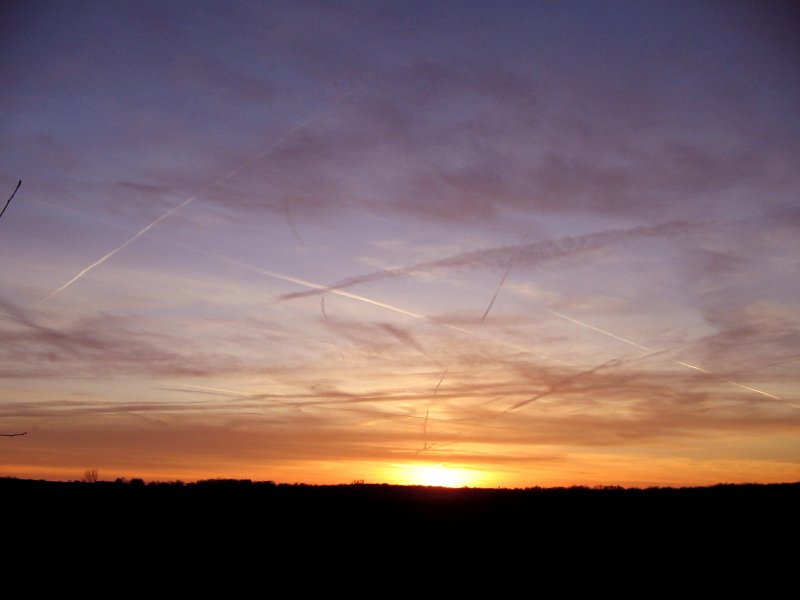 Der Himmel ber Leulitz wird mit Mustern von Flugzeugabgasen gezeichnet, 17.02.08