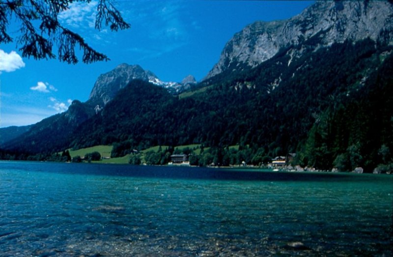 Der Hintersee. So sieht man ihn, wenn man von Ramsau durch den Zauberwald luft.  Einfach wunderbar.   Sommer 2000