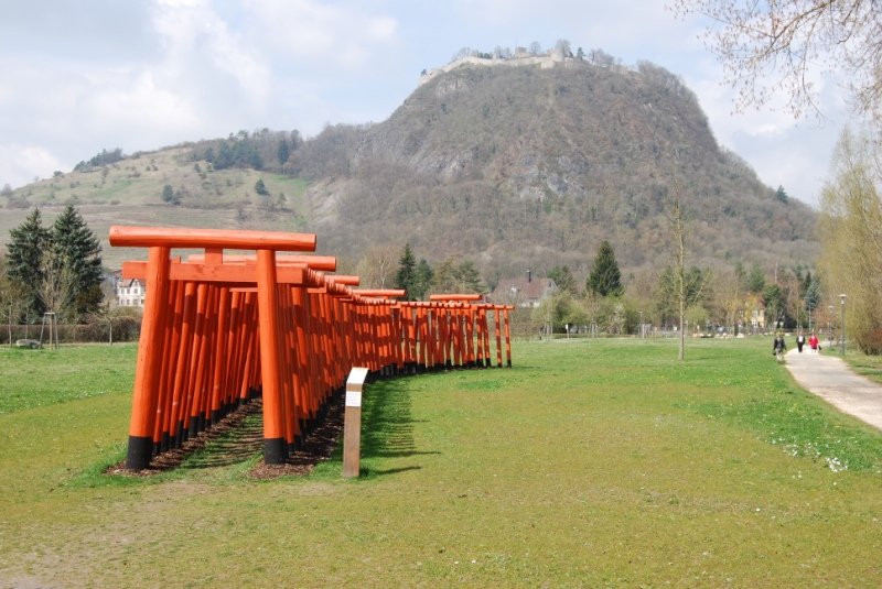 Der Hohentwiel mit der sich darauf befindenden Burgruine in Singen. Davor befindet sich die Skulptur  Frontierland , welche fr die Landesgartenschau im Jahr 2000 aufgebaut wurde. 2006 war die Skulptur abgebaut worden. Ein Jahr spter wurde sie auf Wunsch der Bevlkerung allerdings wieder aufgebaut. Der Frhling lsst noch etwas auf sich warten. Aufgenommen am 12.04.2008