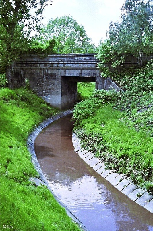 Der Hller Bach in Bochum-Hordel (18. Mai 2007). Wegen der zu erwartenden Bergsenkungen scheute man sich, die Abwsser in unterirdischen Kanlen abzuleiten. So mussten die kanalisierten Bche teilweise auch fr den Abtransport der Abwsser herhalten. 