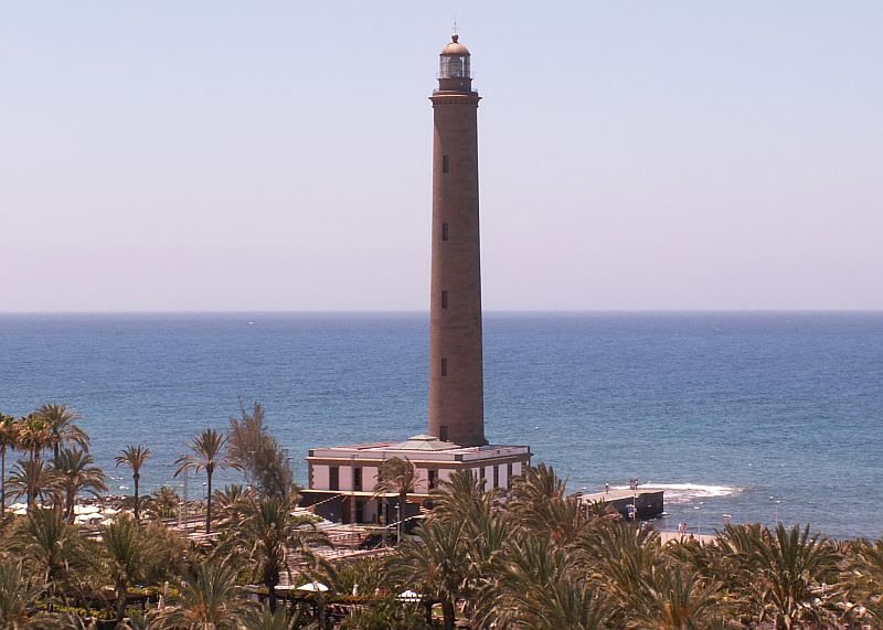 Der Leuchtturm von Maspalomas. Von 1860 - 1890 Jahre erbaut, sendet er seitdem sein Licht ber das Meer. Der Turm ist 59 Meter hoch und das Licht ist 19 Seemeilen weit zu sehen. Das Foto stammt vom 09.06.2008