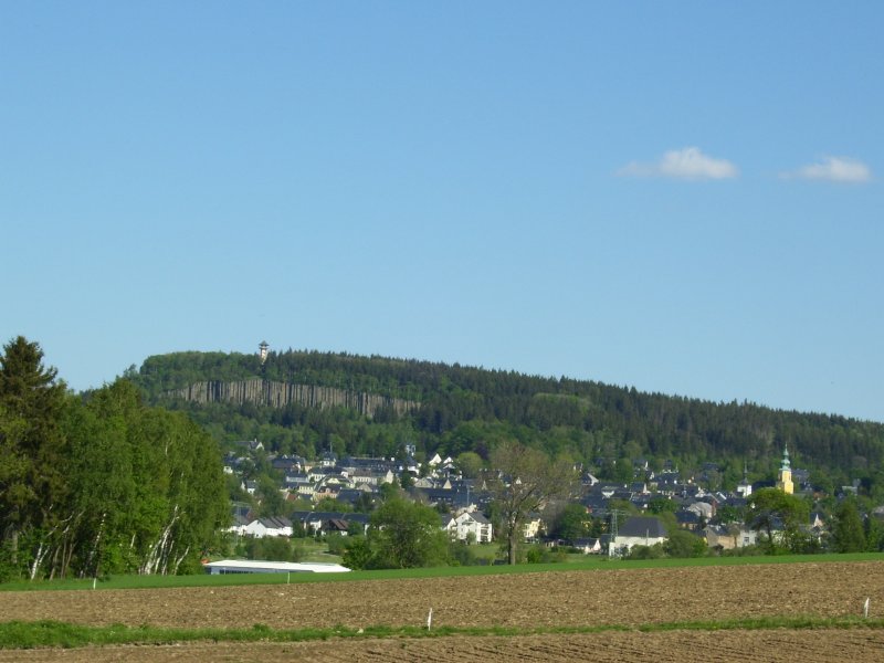 Der Scheibenberg mit den bekannten Orgekpfeifen, aufnommen aus einem Sonderzug des VSE im Sommer 2007.