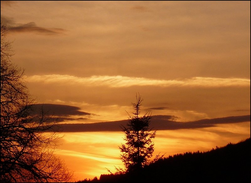 Der Sonnenaufgang prsentierte sich so am 21.04.08 in Erpeldange/Wiltz (Luxemburg).